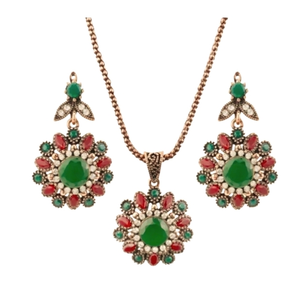 NWT Flower Floral Silver Tone Jewelry Set Necklace Pendant  NWT Elegant Green and Red Floral Jewelry Set
